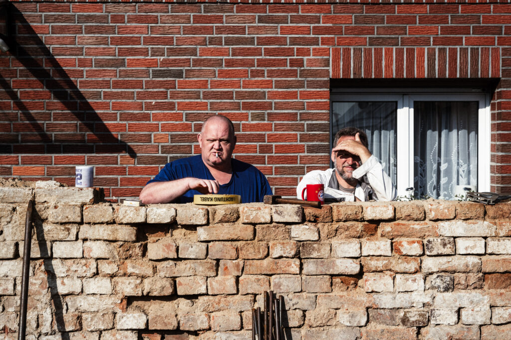 Die Baustelle der Familie Schmidt zog viele neugierige Beobachter an. Diese beiden Zaungäste verfolgten gespannt den Aufbau des Tiny-House.